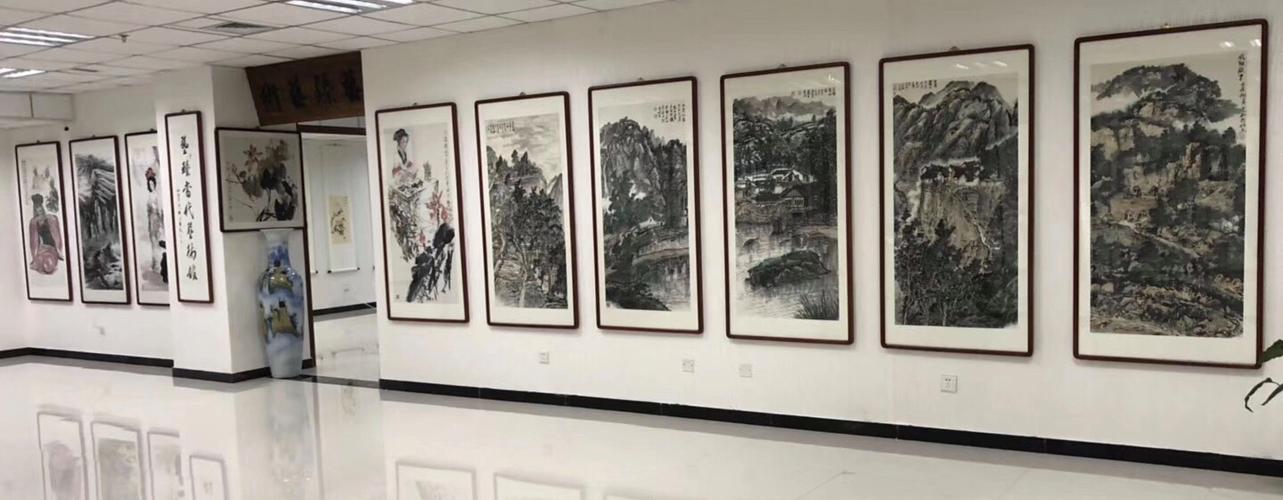 张可,公司经营范围包括:文化艺术交流活动策划;会议及展览